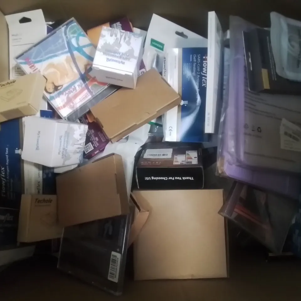 BOX CONTAINING LARGE AMOUNT OF BOXED ELECTRICAL ITEMS TO INCLUDE: PHONE SCREEN PROTECTORS, COLOUR CHANGING NIGHT LIGHT, BOOK LIGHT, ILLUSION LAMPS ETC.