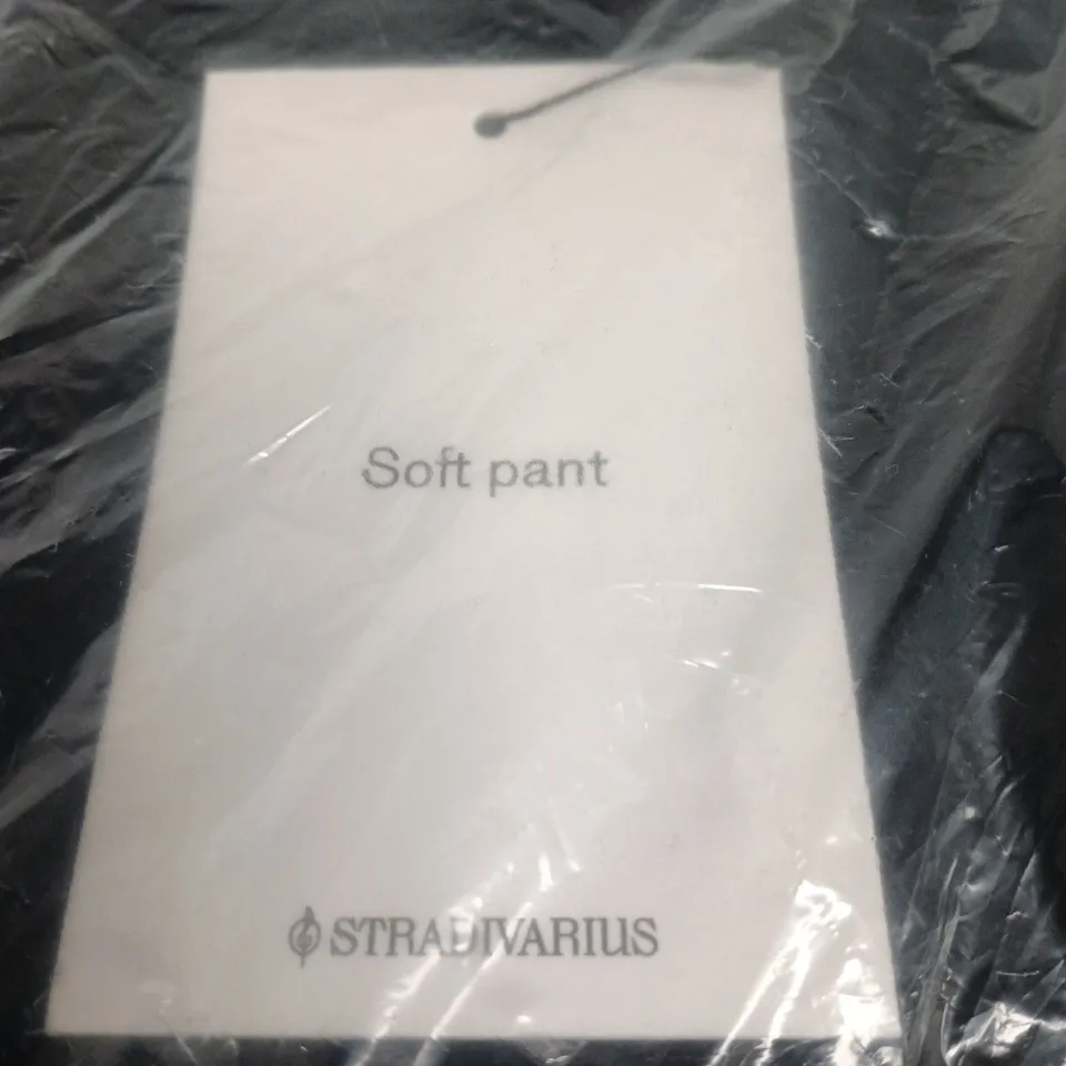 STRADIVARIUS SOFT-TOUCH SMART TROUSERS - BLACK, UK6