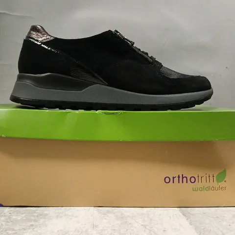 BOXED PAIR OF WALD LAUFER SHOES IN BLACK SIZE 6