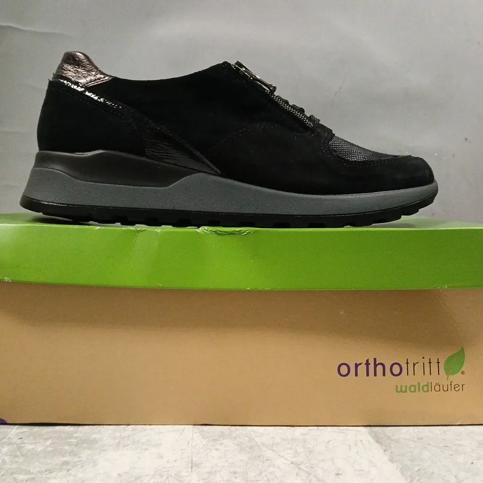 BOXED PAIR OF WALD LAUFER SHOES IN BLACK SIZE 6