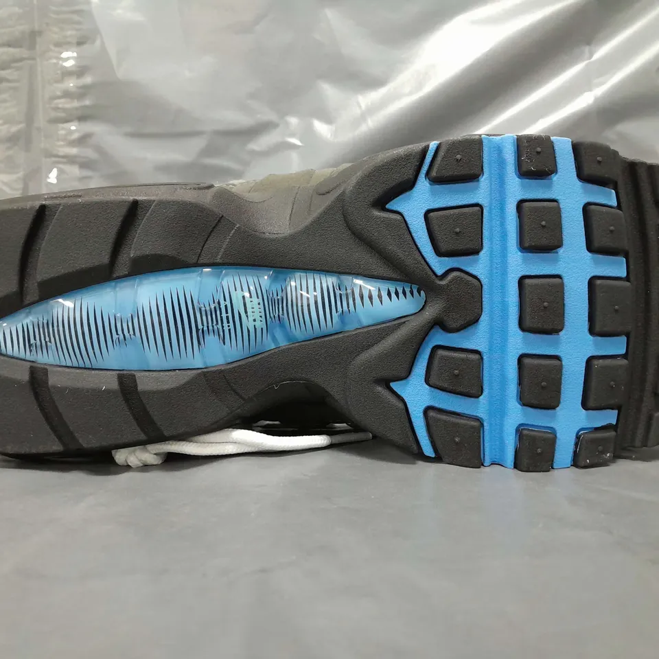 BOXED PAIR OF NIKE AIR MAX 95 ESSENTIAL SHOES IN GREY/GRADIENT BLUE UK SIZE 11
