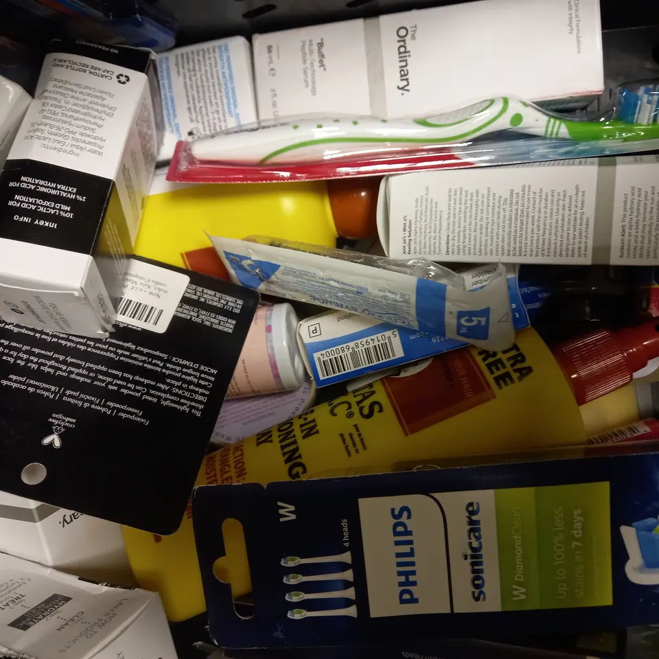 LOT OF APPROXIMATELY 20 ASSORTED HEALTH & BEAUTY ITEMS, TO INCLUDE ST TROPEZ, SOL JANIERO, THE ORDINARY, ETC