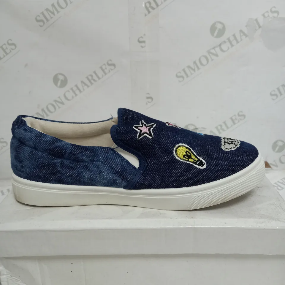 BOX OF APPROXIMATELY 10 ASSORTED SHOES TO INCLUDE LOW BLACK SHOES, HIGH DENIM SHOES, LOW DENIM SHOES ETC