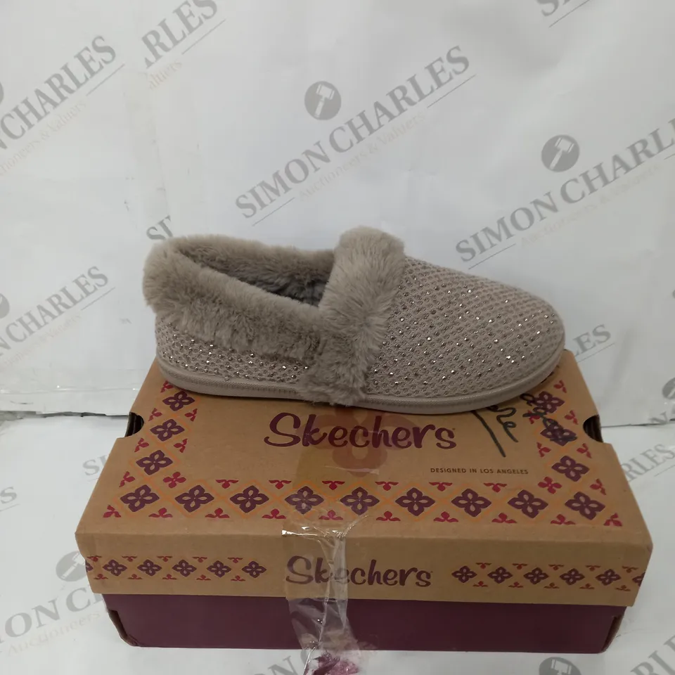 BOXED PAIR OF SKECHERS COZY SLIPPERS IN TAUPE SIZE 6