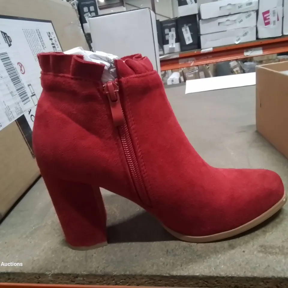 BOXED PAIR OF SIZE 5 WOMENS SHOES IN RED.