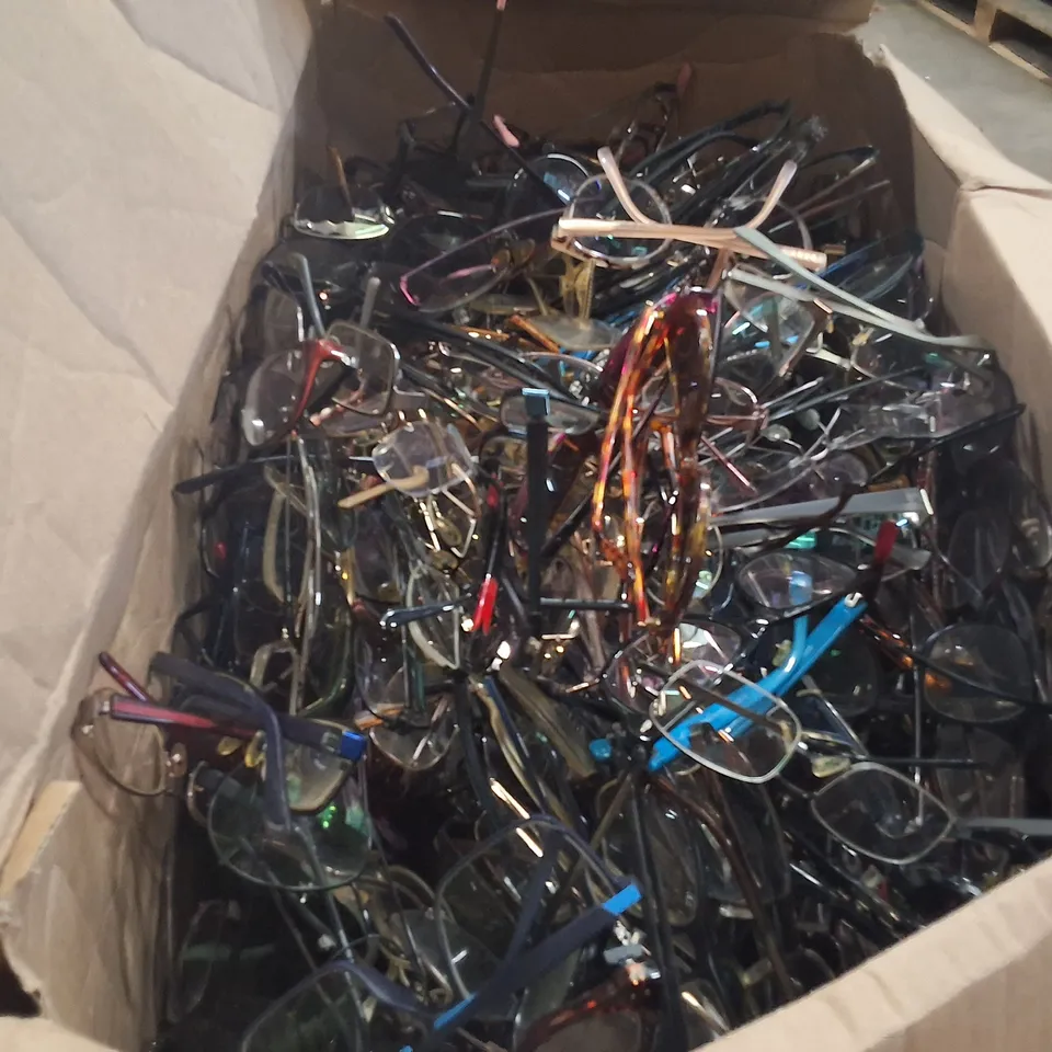 PALLET CONTAINING APPROXIMATELY 4000 EYE GLASSES
