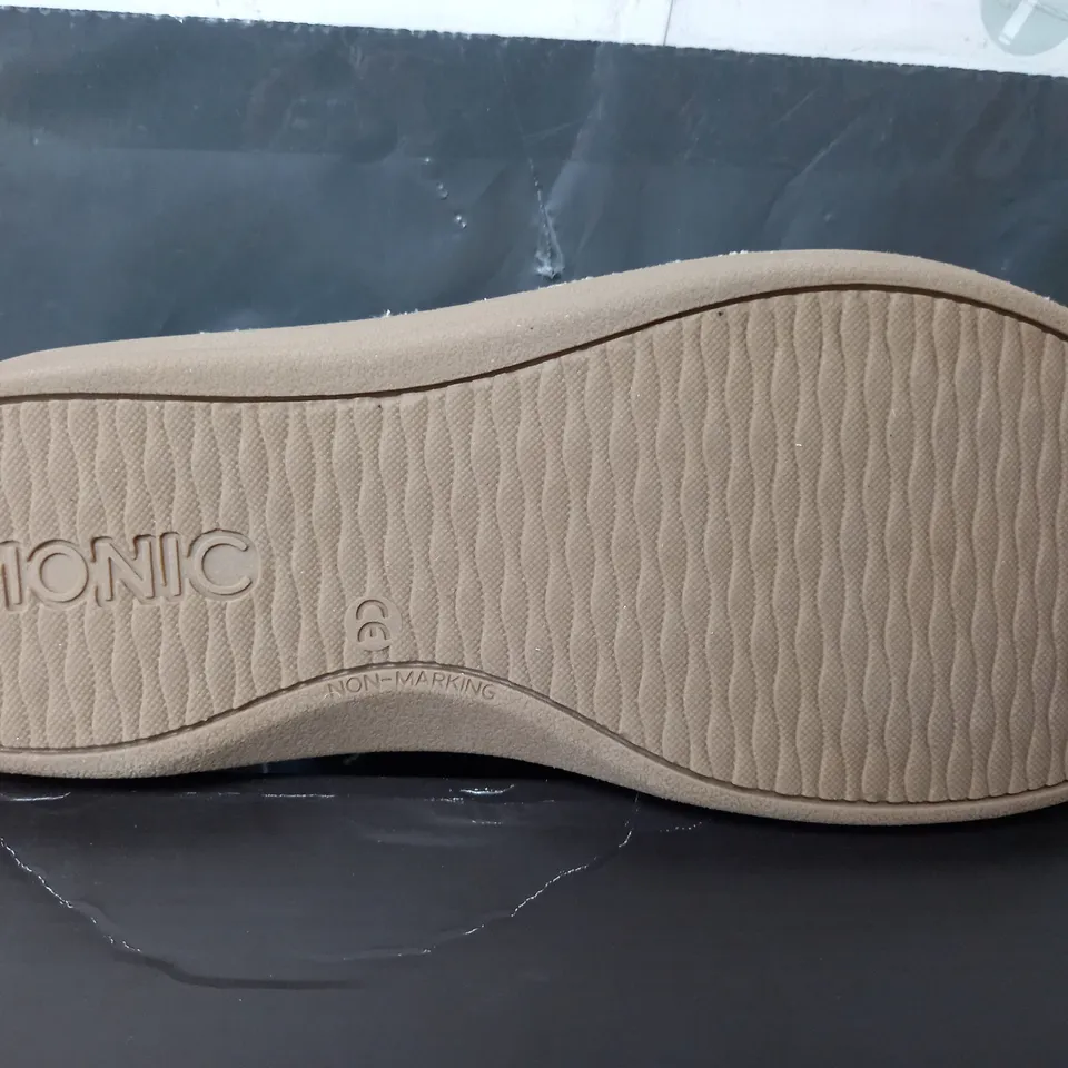 VIONIC INDULGE RELAX SLIPPERS IN TAN - UK 7