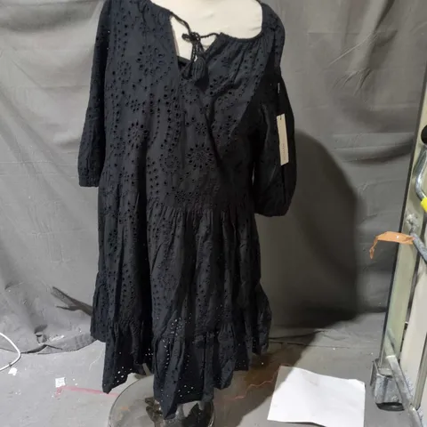 WOMEN'S BRODERIE TIERED DRESS – BLACK ROMAN