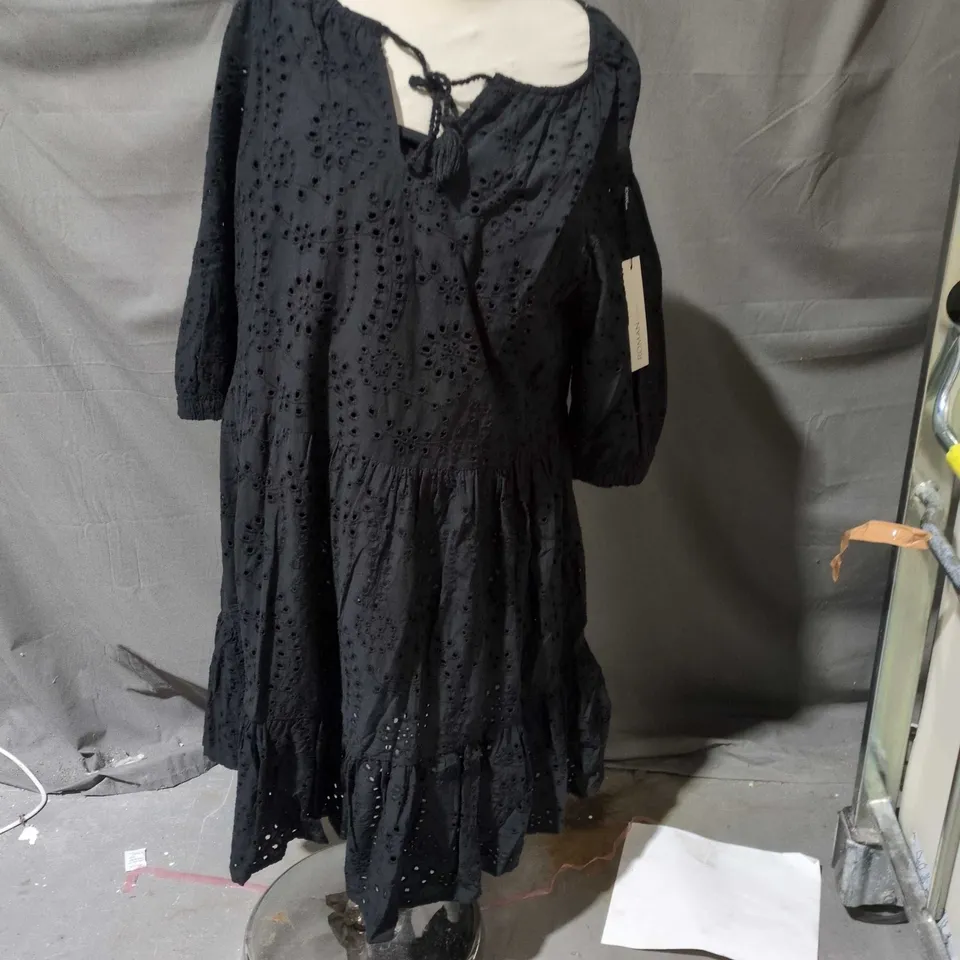 WOMEN'S BRODERIE TIERED DRESS – BLACK ROMAN