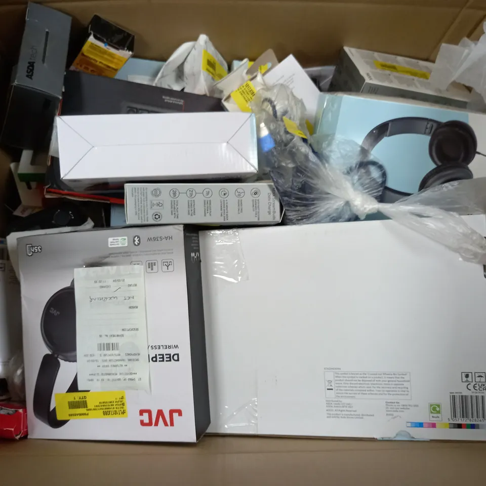 APPROXIMATELY 60 ASSORTED ELECTRICALS ITEMS TO INCLUDE KEYBOARDS, HEADPHONES, FIRE TV STICK, ETC