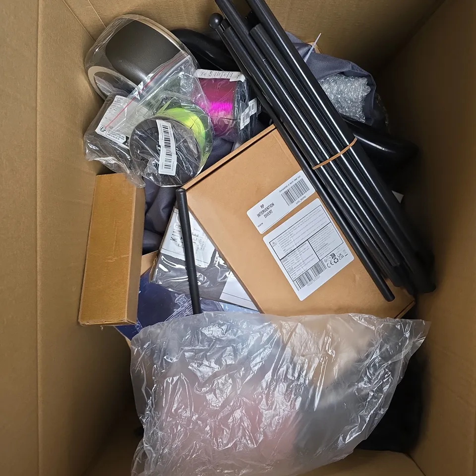APPROXIMATELY 20 ASSORTED HOUSEHOLD PRODUCTS TO INCLUDE DRINKS CONTAINER, PLASTIC PLATES, CRIMPIT ETC 