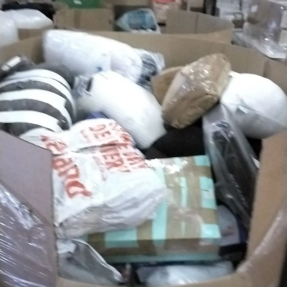 PALLET OF ASSORTED HOUSEHOLD GOODS TO INCLUDE PREGNANCY PILLOW, KNEE PILLOW, AND SUPPORT SEAT PILLOW ETC.