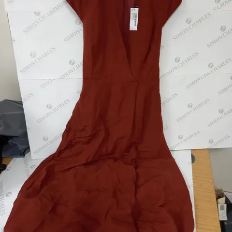 KAREN MILLEN PLUS V-NECK WOVEN WRAP DETAIL MIDI DRESS IN RUST - UK 18