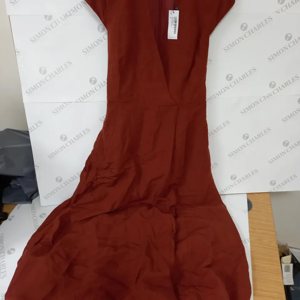 KAREN MILLEN PLUS V-NECK WOVEN WRAP DETAIL MIDI DRESS IN RUST - UK 18