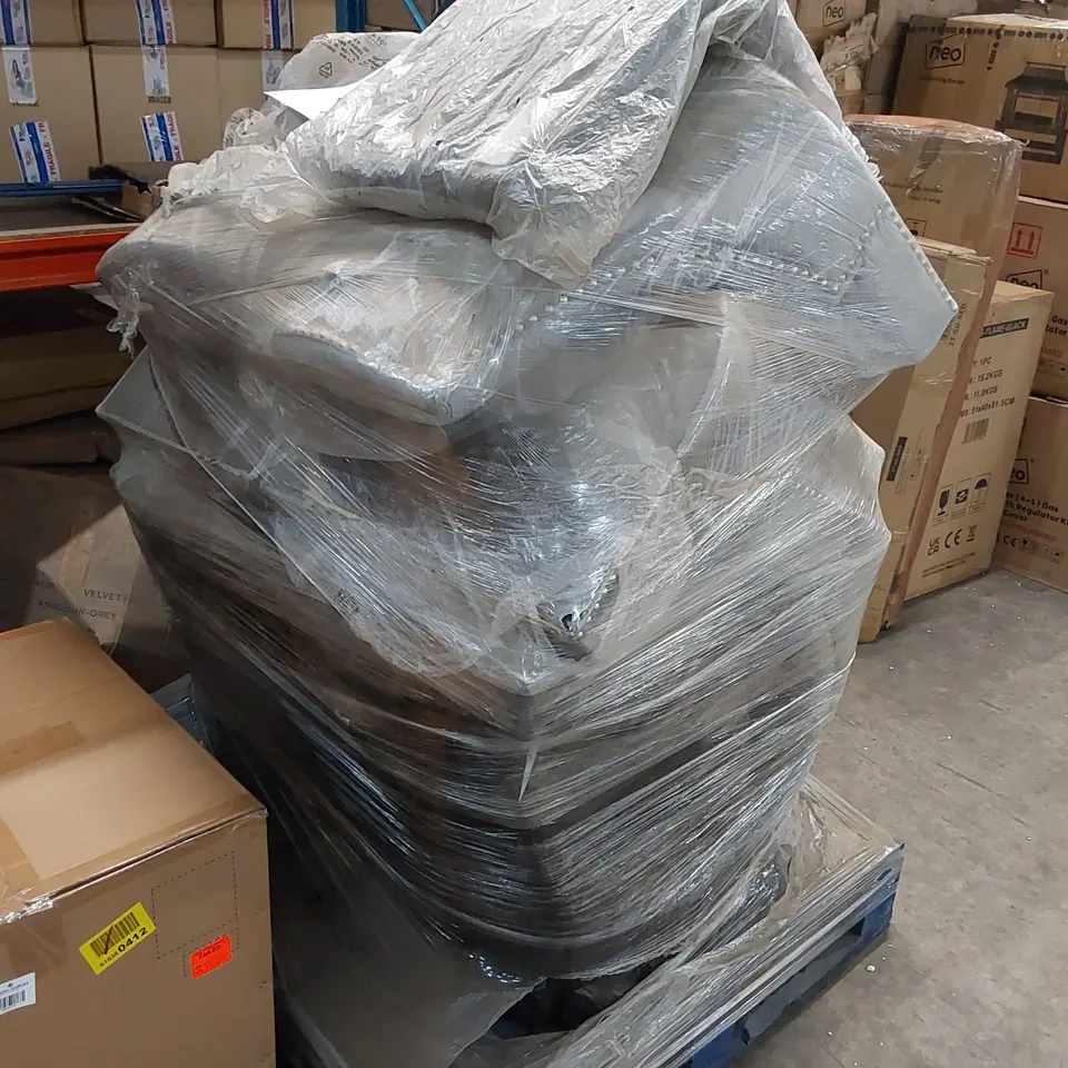 PALLET OF ASSORTED DINING CHAIRS 