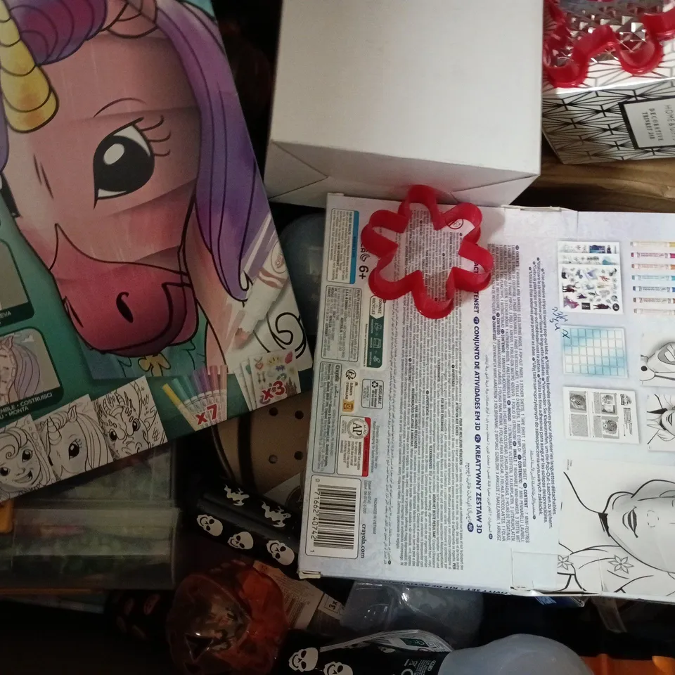 BOX OF APPROXIMATELY 10 ASSORTED HOUSEHOLD ITEMS TO INCLUDE KID'S BRICKS BAKERY SET, ETC