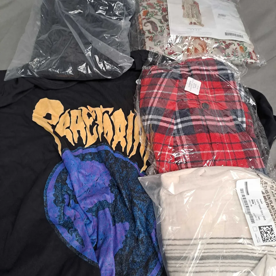 APPROXIMATELY 25 ASSORTED CLOTHING ITEMS IN VARIOUS SIZES TO INCLUDE DRESS, TOPS, JACKETS, ETC