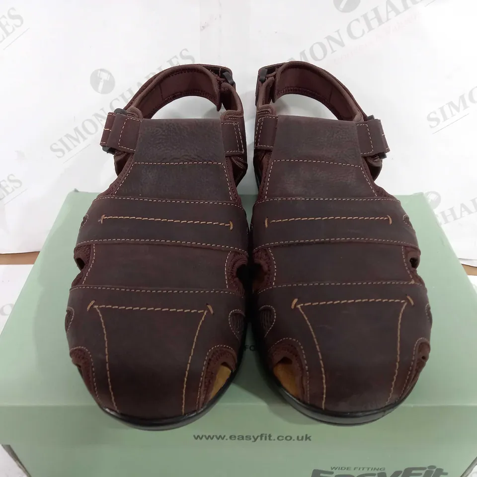 BOXED PAIR OF EASYFIT WIDE FITTING VELCRO FAUX LEATHER SANDALS - BROWN - UK 11