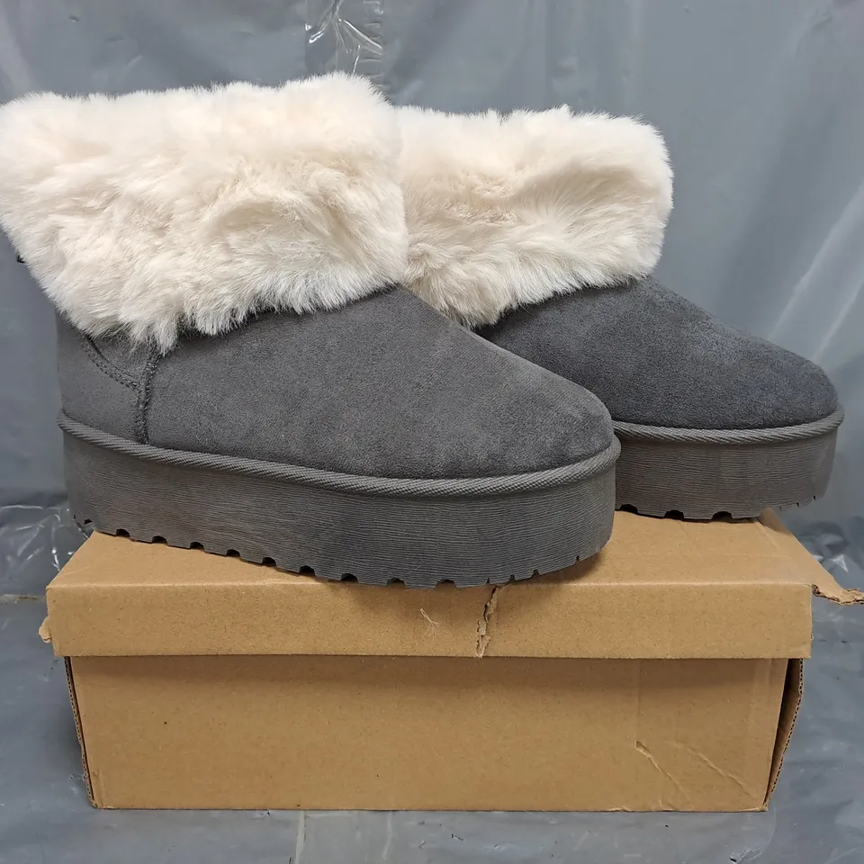 BOXED PAIR OF UNBRANDED FAUX FUR LINED SHOES IN GREY SIZE 3/3.5