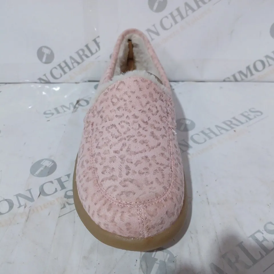BOXED PAIR OF VIONIC SLIPPERS IN PINK SIZE 5