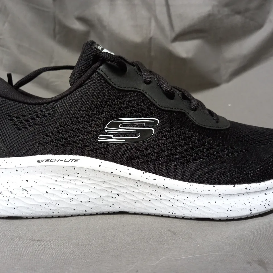 BOXED PAIR OF SKECHERS TRAINERS IN BLACK SIZE 7