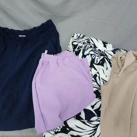 APPROXIMATELY 15 ASSORTED KIM&CO CLOTHING ITEMS TO INCLUDE TOPS, SKIRTS, ETC