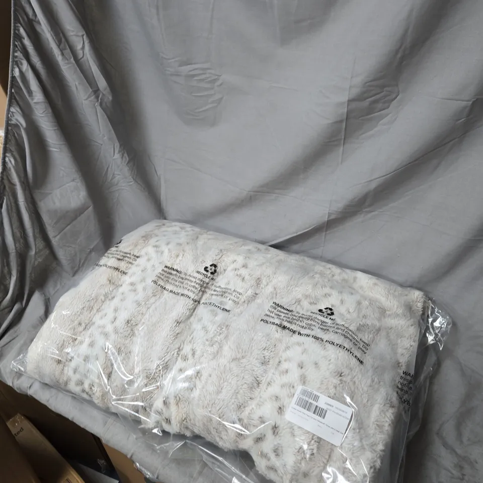 COZEE HOME PRINT FAUX FUR AND VELVETSOFT THROW WITH 9 HEAT SETTINGS ANIMAL.