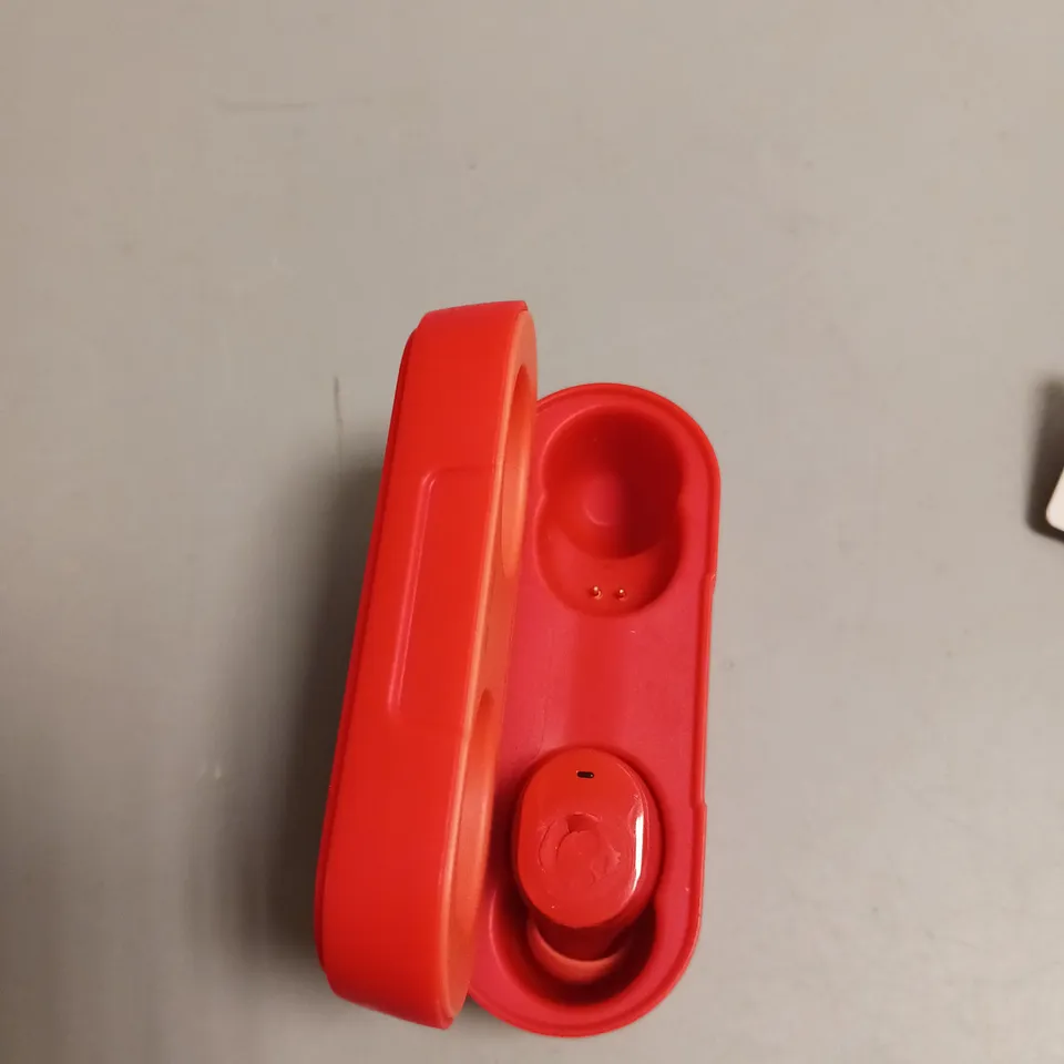 SKULLCANDY WIRELESS EARBUDS IN RED