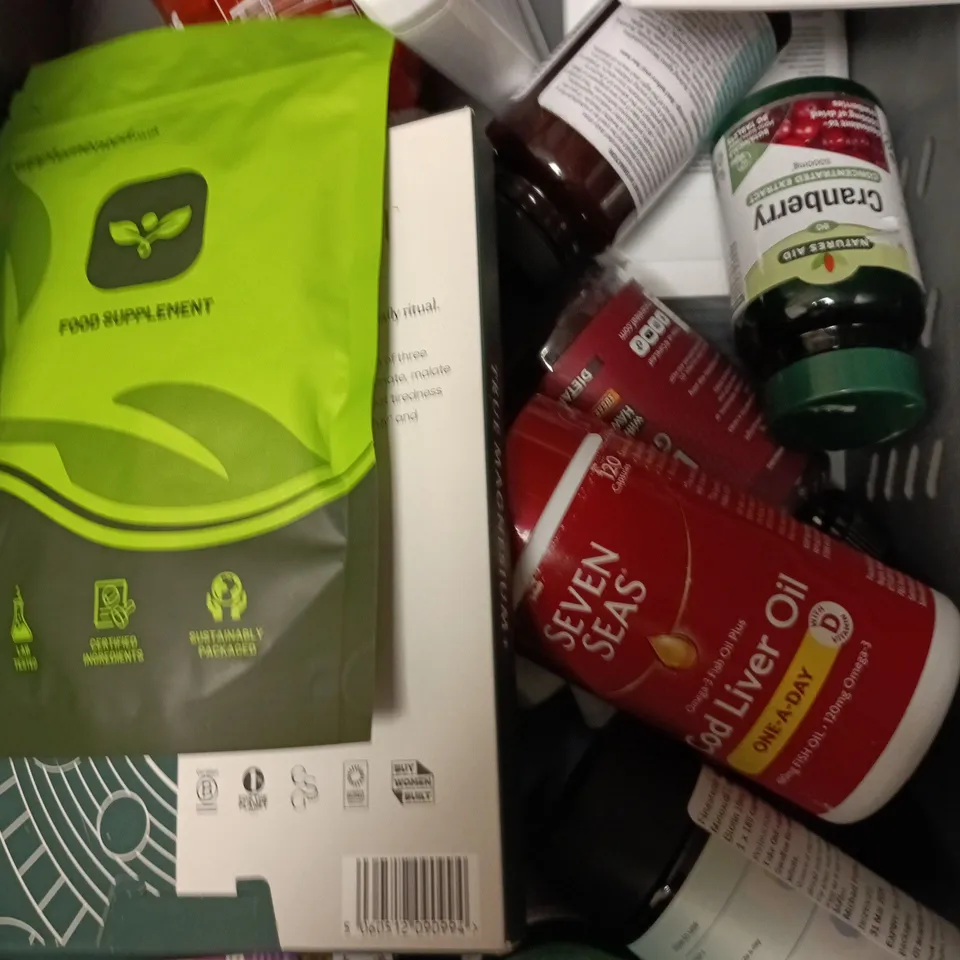 APPROXIMATELY 15 ASSORTED VITAMIN/HEALTH AID PRODUCTS TO INCLUDE BULK SUPPLEMENTS, ENERGY GUMMIES, SENNA CAPLETS ETC 