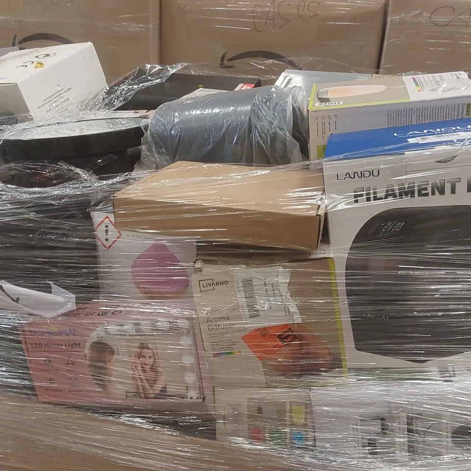 PALLET CONTAINING A VERY LARGE QUANTITY OF ASSORTED ITEMS INCLUDING: AIRFRYER, SILVERCREST HAND BLENDER, AROMATHERAPY DIFFUSER, FILAMENT DRYER, MINI SOWING MACHINE ECT