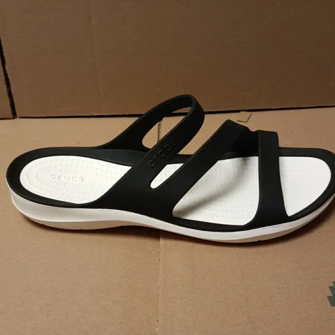UNBOXED PAIR OF CROCS SWIFT SANDALS IN BLACK/WHITE - W8