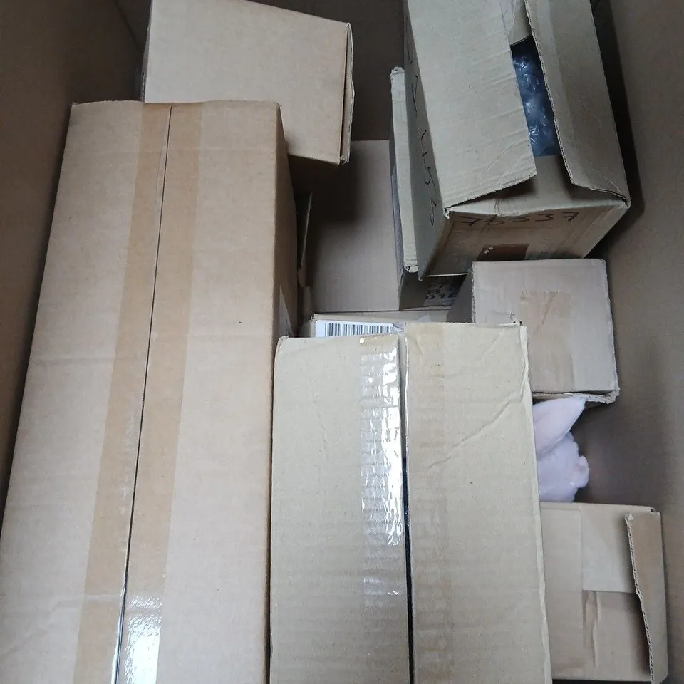 BOX OF APPROXIMATELY 10 HOUSEHOLD ITEMS TO INCLUDE DOG DOORSTOP, COCKTAIL SHAKER SET AND A PINK RABBIT TOY