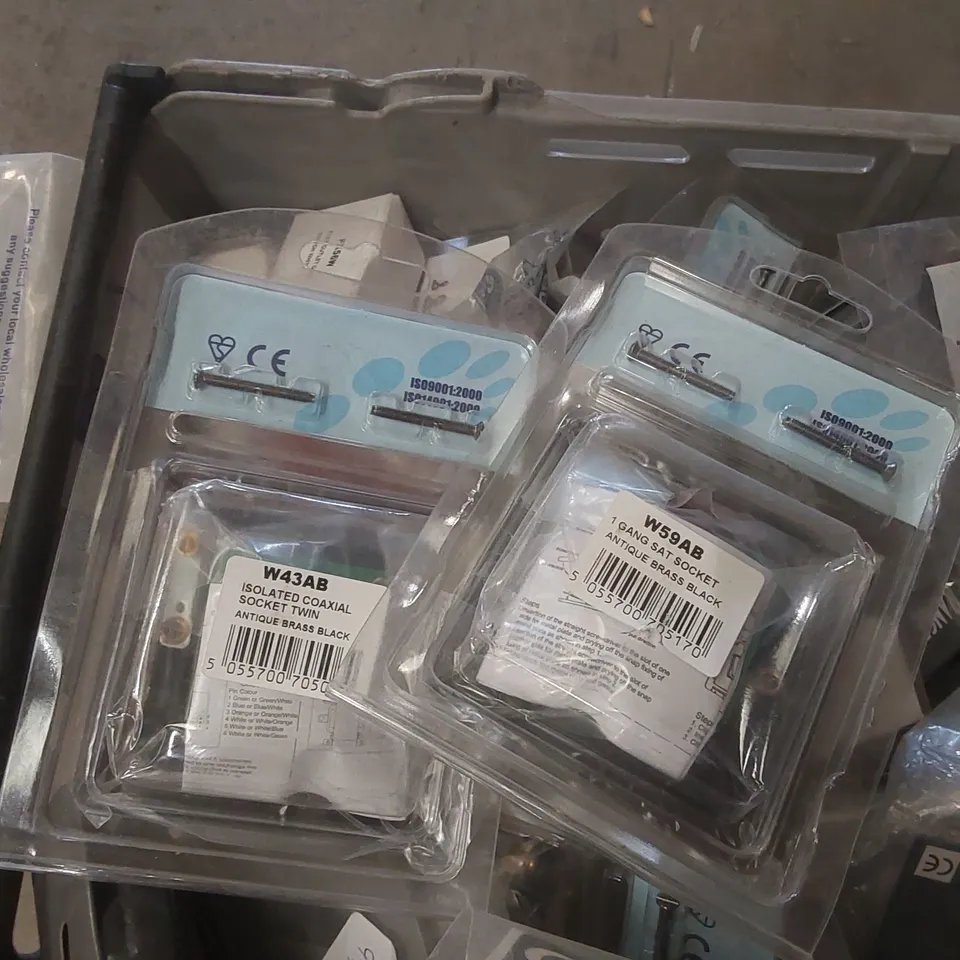 LOT CONTAINING A VERY LARGE QUANTITY OF ASSORTED LIGHT SWITCHES ECT