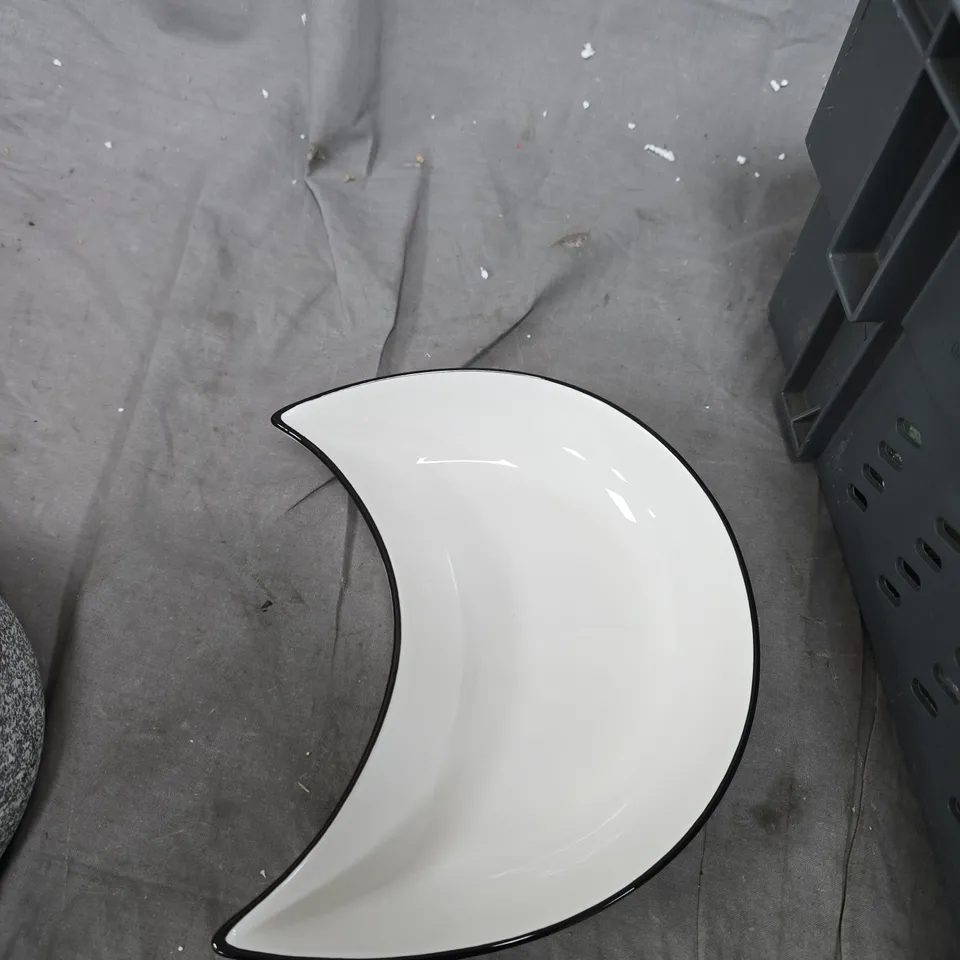 TOTE OF APPROXIMATELY 10 ASSORTED GLASS/CERAMIC ITEMS TO INCLUDE: MOON BOWL AND MORTAR 