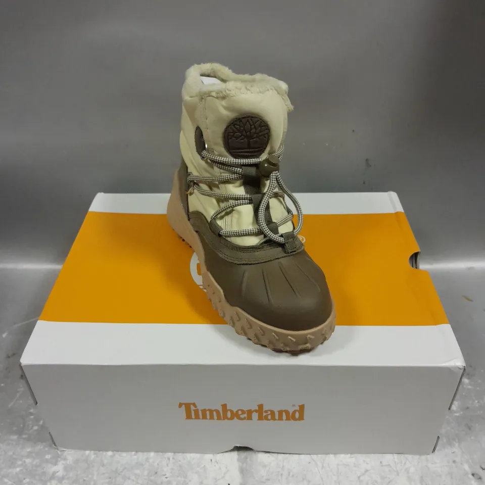 BOXED PAIR OF TIMBERLAND WOMENS MID WARM WATERPROOF SNOW BOOTS SIZE 3.5