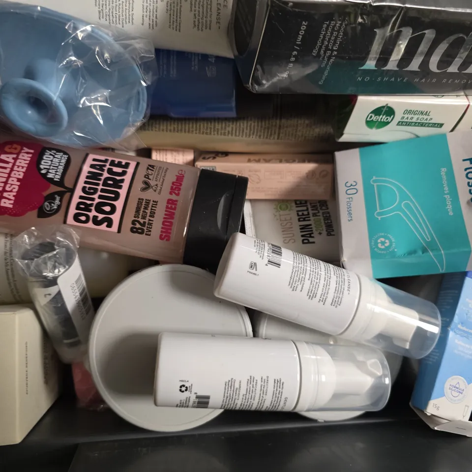 APPROXIMATELY 20 ASSORTED HEAL & BEAUTY/COSMETIC ITEMS TO INCLUDE BODY LOTION, HAIR REMOVAL SPRAY, SOAP, ETC