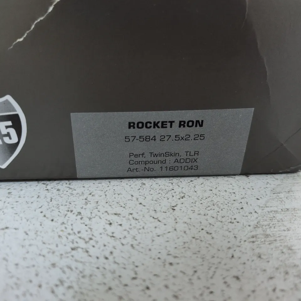 SCHWALBE ROCKET RON 27.5 X 2.25 MTB TYRE, TWINSKIN, TUBELESS READY (TLR) – BOXED