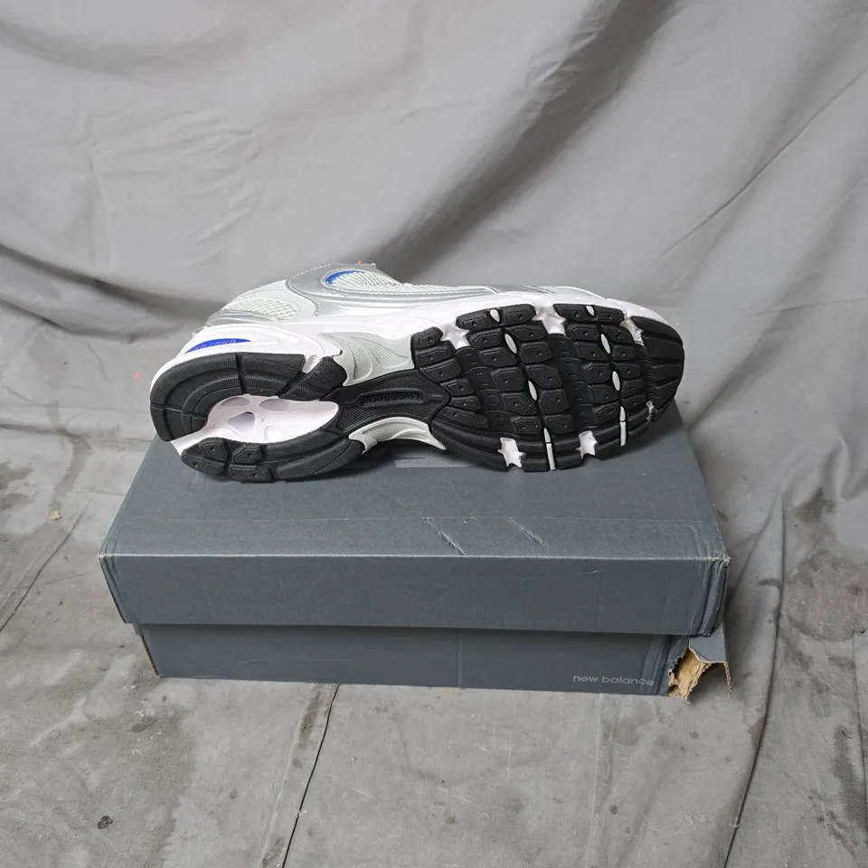 NEW BALANCE TRAINERS – GREY/SILVER WITH BLUE N LOGO SIZE 8.5