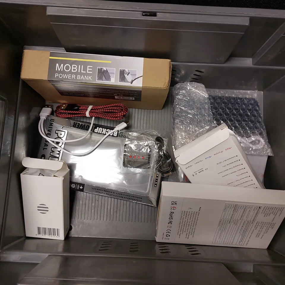 BOX OF APPROX 10 ITEMS TO INCLUDE QUICK LINK PEN, ENDURO GO PRO BATTERY, POWER BANKS