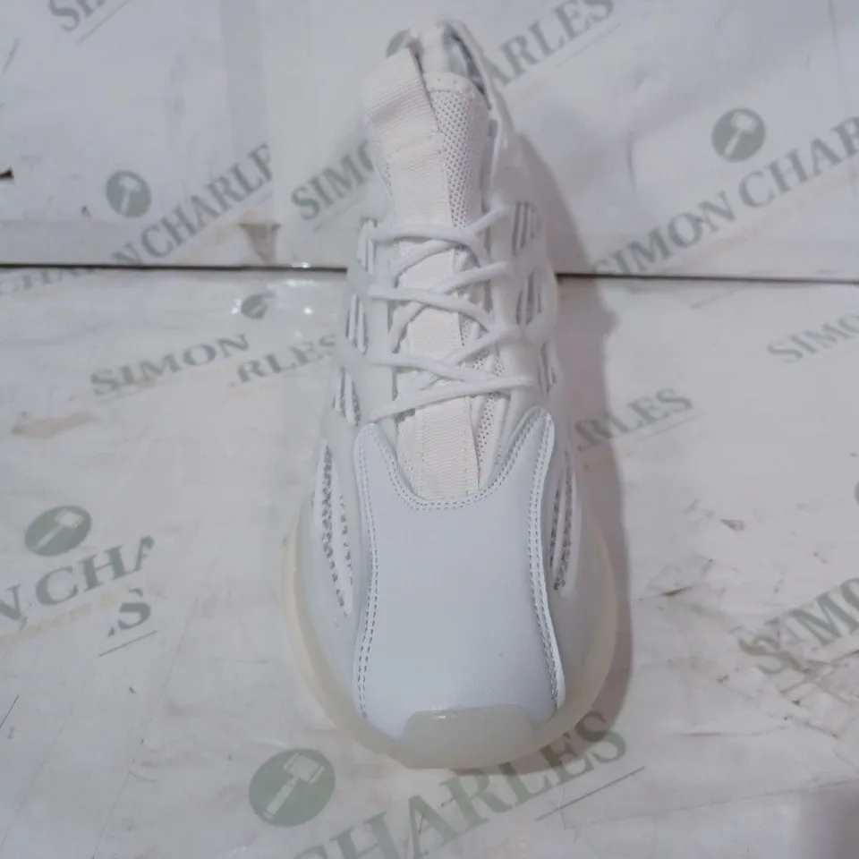 PAIR OF DESIGNER SHOES IN WHITE SIZE UNSPECIFIED