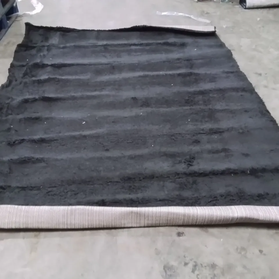 QUALITY DESIGNER AREA RUG - APPROXIMATELY 257X203