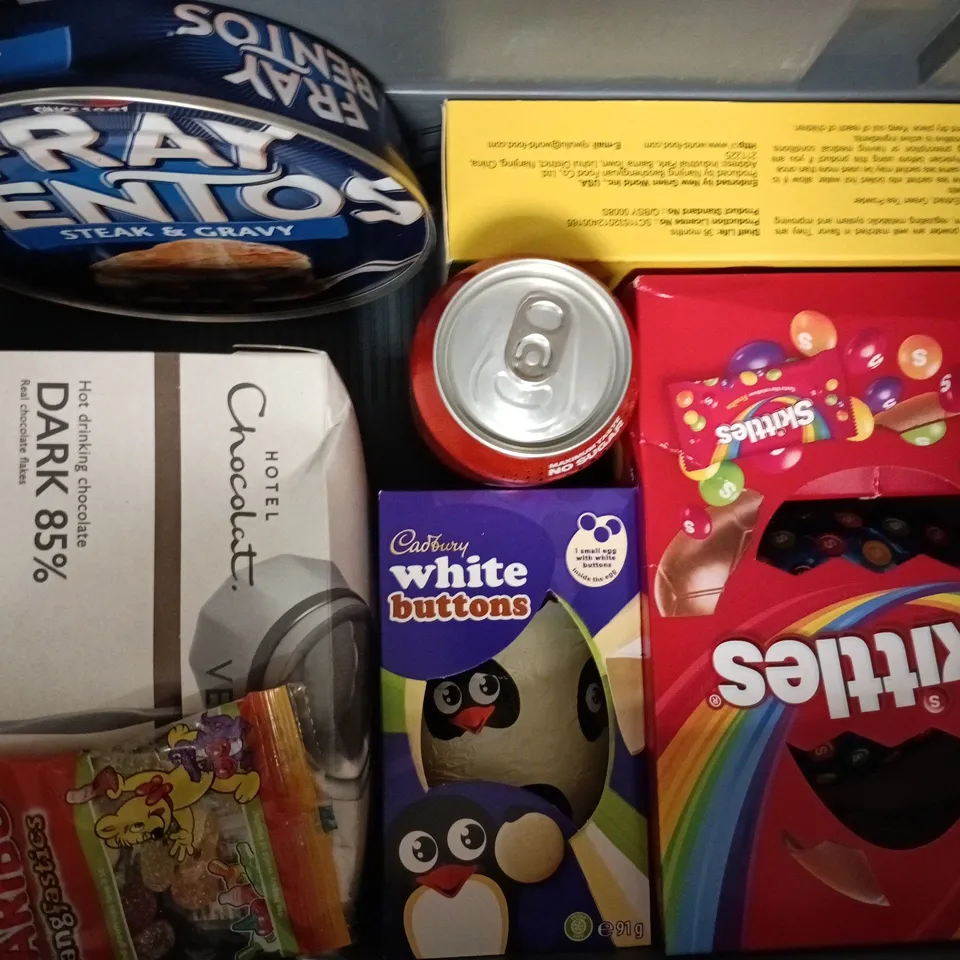 APPROXIMATELY 10 ASSORTED FOOD AND DRINK ITEMS TO INCLUDE FRAY BENTOS, HOTEL CHOCOLAT, PEPSI MAX, ETC