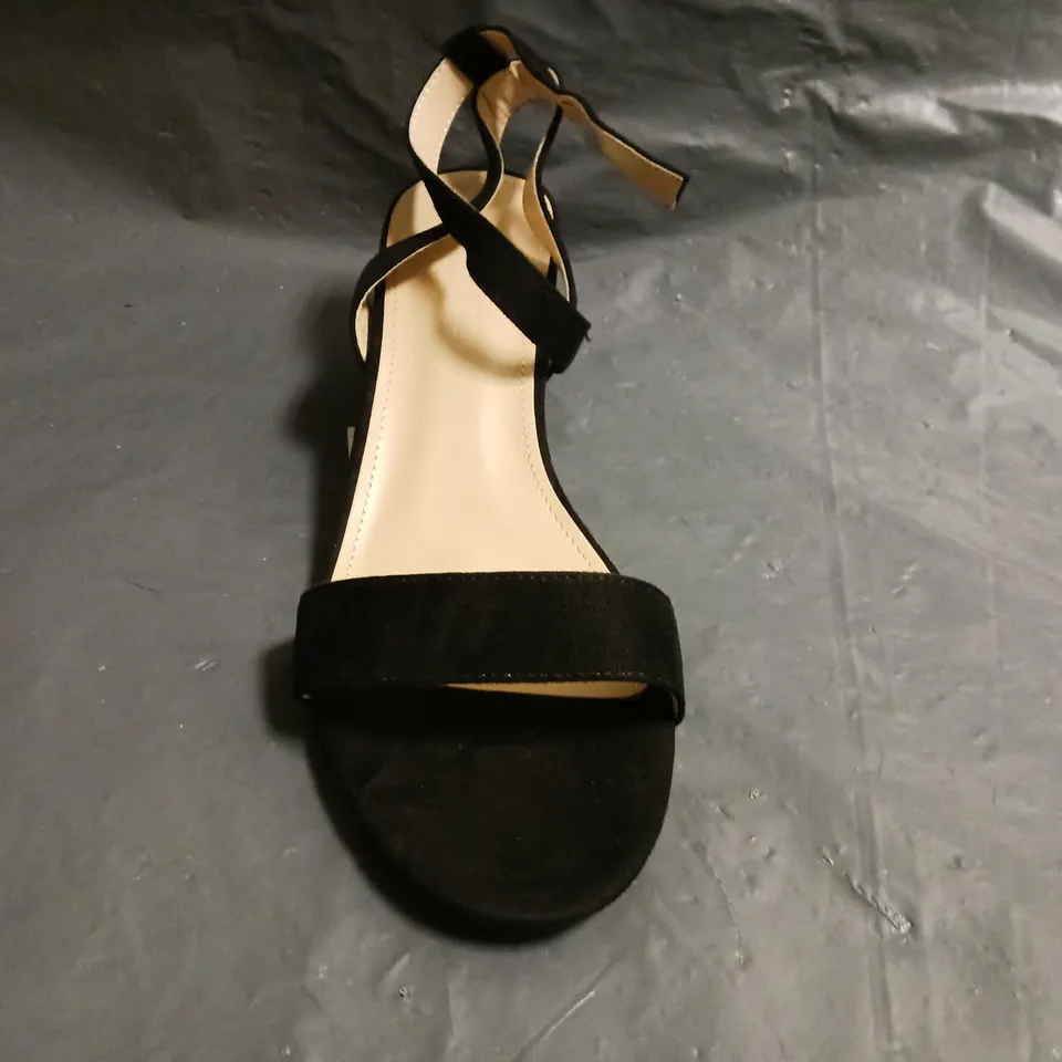 BOXED PAIR OF BOOHOO OPEN TOE BLOCK HEEL SANDALS IN BLACK SIZE 6