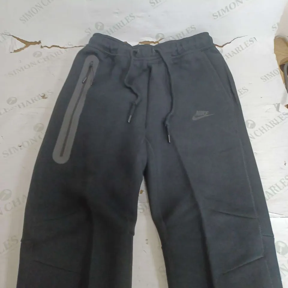 NIKE SLIM FIT TAPER LEG - SMALL