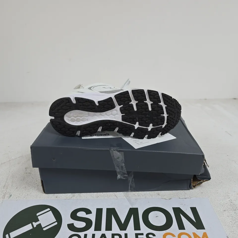 NEW BALANCE WHITE TRAINERS SIZE 5 BOXED