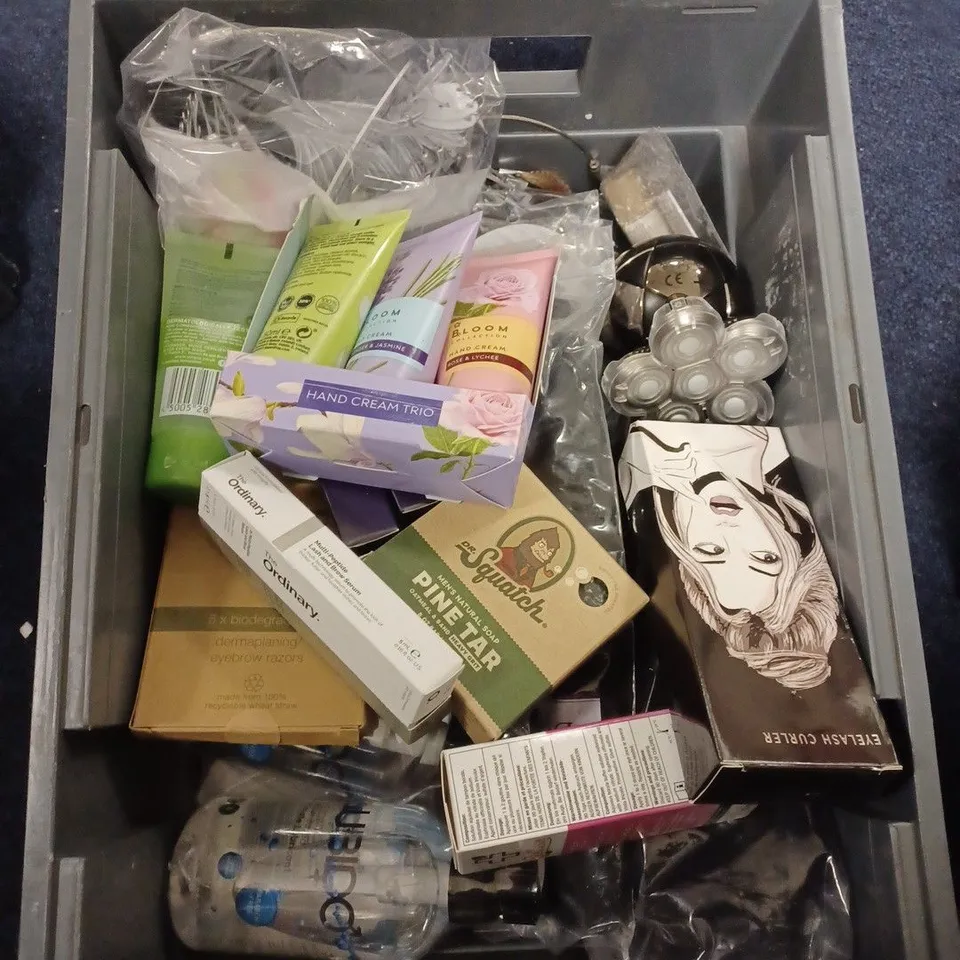 LOT OF APPROXIMATELY 20 COSMETICS ITEMS TO INCLUDE SHAMPOO , FACE MASKS , BODY SCRUB , ETC  