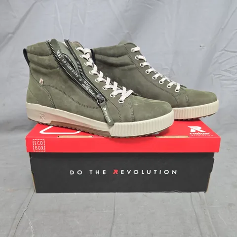 BOXED PAIR OF RIEKER SIDE ZIP TRAINER BOOTS IN OLIVE SIZE 6