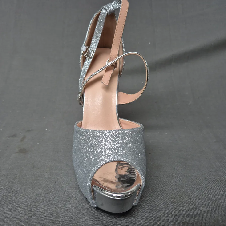 BOXED PAIR OF UNBRANDED PEEP TOE HIGH BLOCK HEEL SHOES IN SILVER W. GLITTER EFFECT 38