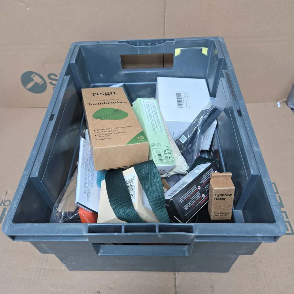 TOTE OF APPROXIMATELY 12 ASSORTED HOUSEHOLD ITEMS TO INCLUDE BAMBOO TOOTHBRUSHES,  FOOD AND FREEZER BAGS, BAKING CASES, HONING GUIDE TOOL ETC