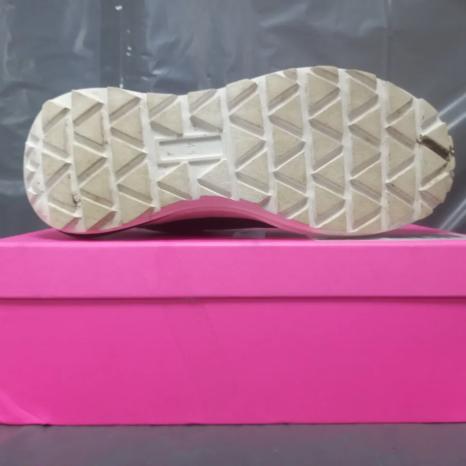 BOXED PAIR OF DANNII MINOGUE FEATURE WEDGE TRAINERS IN BLACK SIZE 8